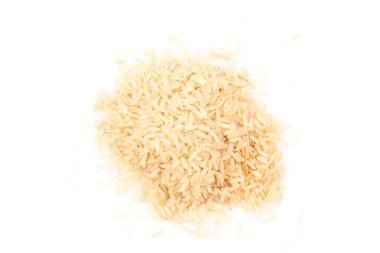 Beyaz bir arka plan üzerinde izole kahverengi pirinç yığını