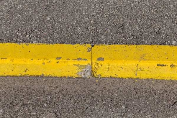 Żółty Krawężnika Kamienne Obramowania Asfaltu Drogi — Zdjęcie stockowe