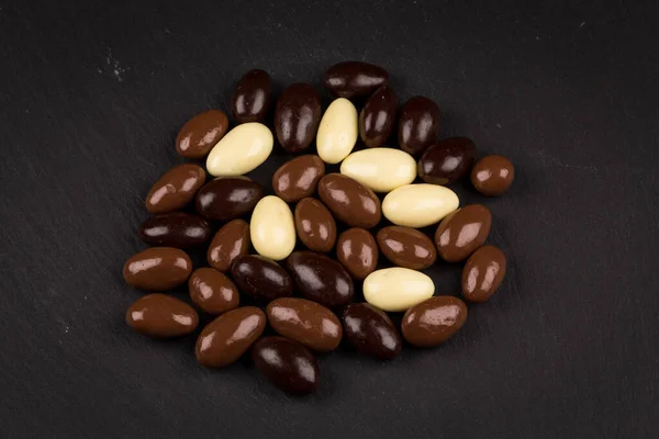 Mandlí Bílé Tmavé Mléčné Čokoládě Kamenné Desce — Stock fotografie