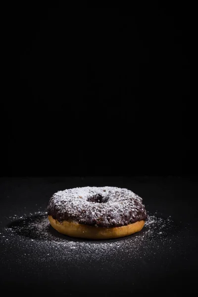 Espolvorear Azúcar Polvo Sobre Delicioso Donut Cubierto Con Chocolate Imagen De Stock