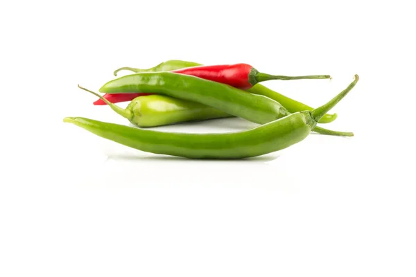 Zelené Červené Chili Pepper Izolovaných Bílém Pozadí — Stock fotografie