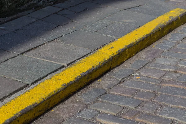 Yellow Curb Stone Border Old Town Road — Stock Photo, Image
