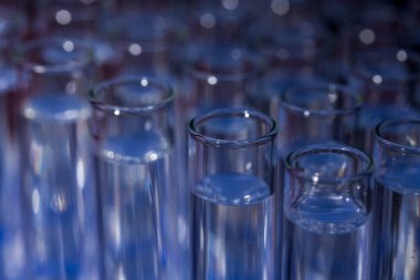 Cam test tüpleri bir deneyde bilim araştırma laboratuvarı için raf sıvı ile dolu
