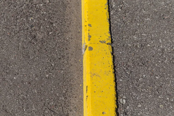 Žlutá Obrubník Kamenný Hranice Asfaltové Silnice — Stock fotografie