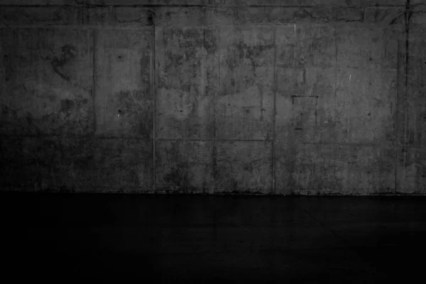 汚い暗いコンクリートの壁およびバック グラウンド テクスチャのぬれた床 — ストック写真