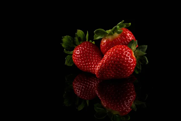 Fruits Fraise Mûrs Rouges Sur Fond Sombre — Photo
