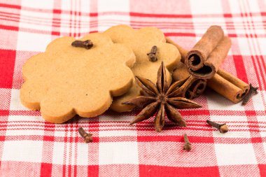 Kumaş peçete arka planında zencefilli kurabiye. Noel süslemesi