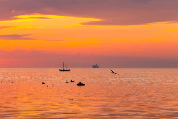 Uzun Gemi Sırasında Günbatımı Manzarası Yelken — Stok fotoğraf