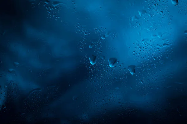 雨がガラス 透明な窓に雨の滴 — ストック写真