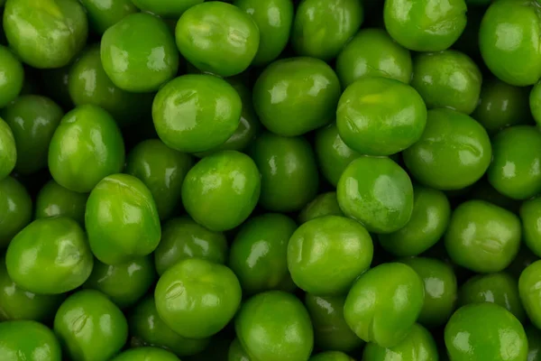 グリーン ウェット バック グラウンドの生のエンドウ豆野菜 — ストック写真