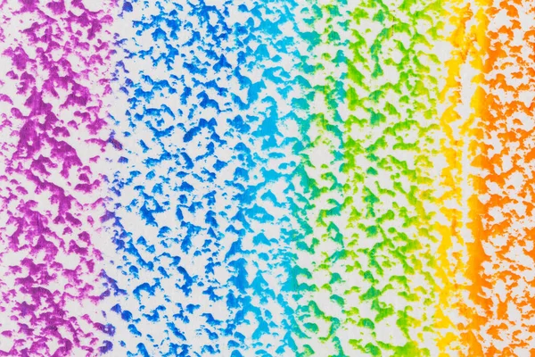手には カラフルなオイル パステルの虹の背景が描画されます クレヨン背景 — ストック写真