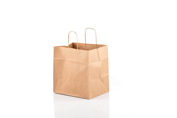 回收的纸筏购物袋 这个包包是白色背景的 — 图库照片