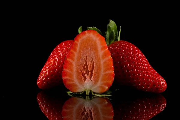 Merah Matang Buah Strawberry Pada Latar Belakang Gelap — Stok Foto
