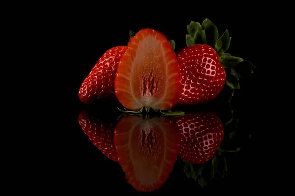 Merah Matang Buah Strawberry Pada Latar Belakang Gelap — Stok Foto