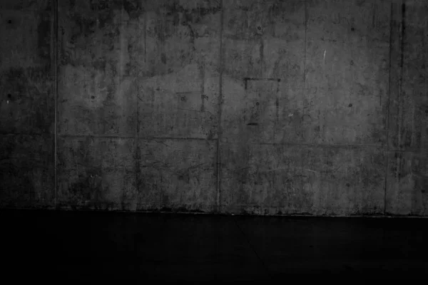 汚い暗いコンクリートの壁およびバック グラウンド テクスチャのぬれた床 — ストック写真