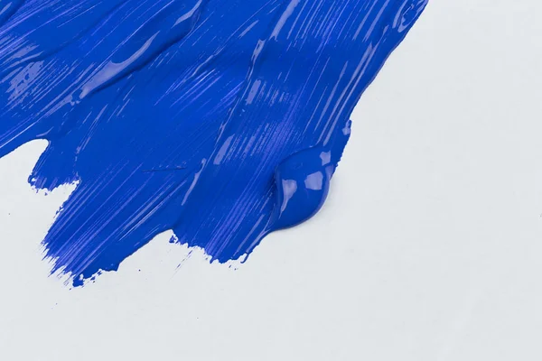 白い紙のスケッチにペイントブラシの青ストローク — ストック写真