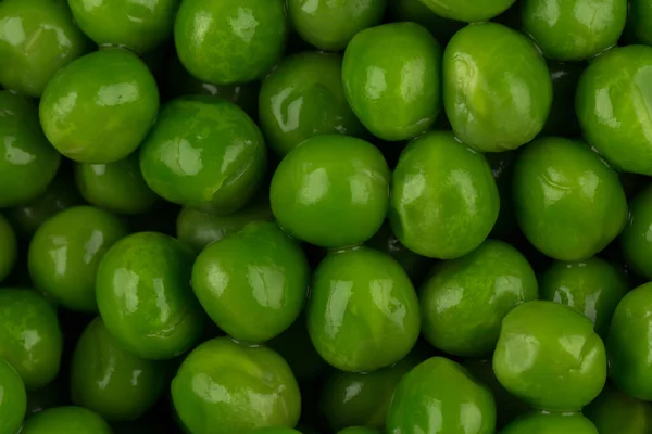 グリーン ウェット バック グラウンドの生のエンドウ豆野菜 — ストック写真