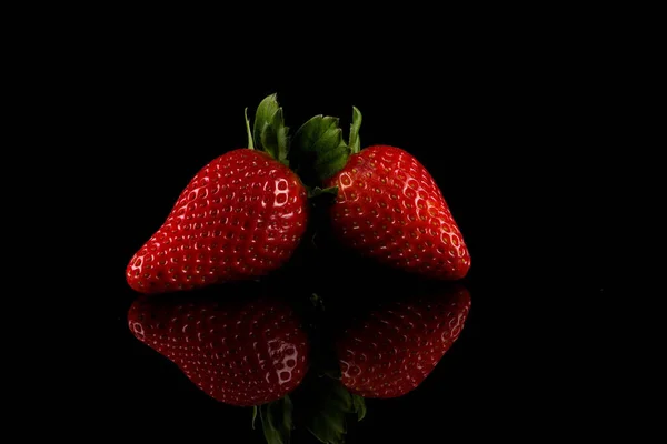 Κόκκινο Ώριμα Φρούτα Φράουλα Σκούρο Φόντο — Φωτογραφία Αρχείου