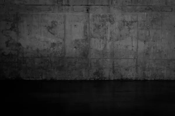 又脏又臭的黑暗混凝土墙和湿的地板背景纹理 — 图库照片