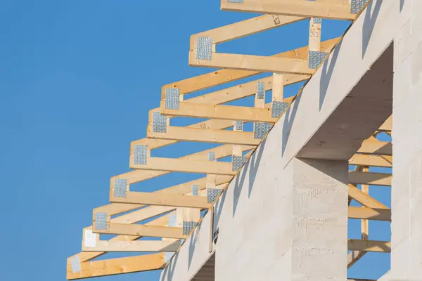 Yeni Konut Inşaat Çatı Çerçeve Mavi Gökyüzü Karşı — Stok fotoğraf