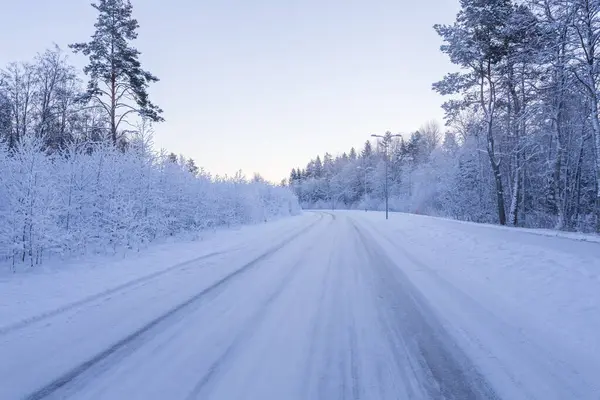 Bosque Invierno Con Carretera Cubierta Nieve Durante Atardecer — Foto de Stock