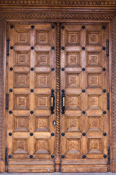 木製の古代ドアのクローズ アップ画像 — ストック写真