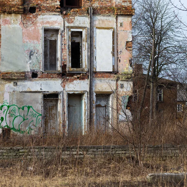 Esquerda Abandonada Fachada Edifício Com Graffity — Fotografia de Stock