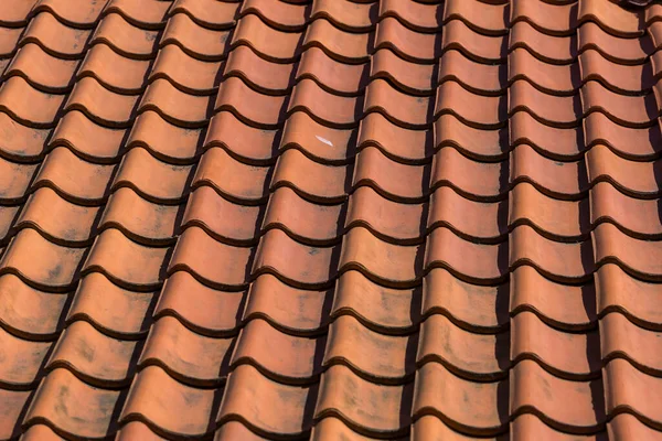 青い空に赤い屋根のタイル パターン — ストック写真