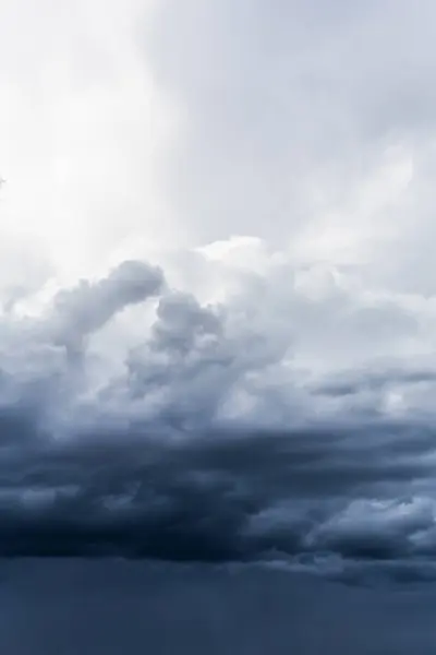Donkere Onweerswolken Net Voor Regen — Stockfoto