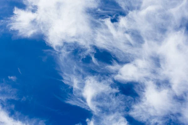 Fondo Azul Cielo Con Las Nubes Blancas — Foto de Stock