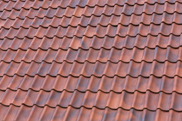 家の赤い瓦の屋根裏の質感 — ストック写真