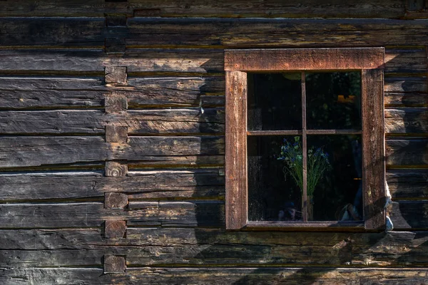 古代木窗口与农村自然环境中花 — 图库照片