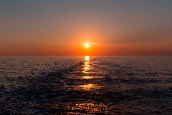 海に沈む夕日と船からの痕跡 — ストック写真