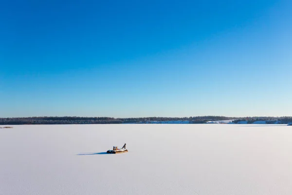 Donmuş Gölün Buz Kar Güneşli Kış Günü Orman — Stok fotoğraf