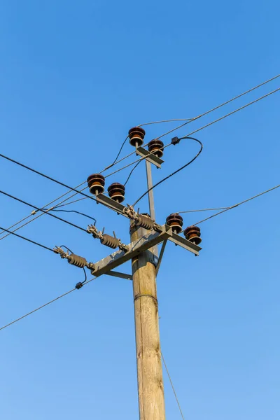Gamla Trä Power Transmission Pole Med Sladdar Himmel Bakgrund — Stockfoto