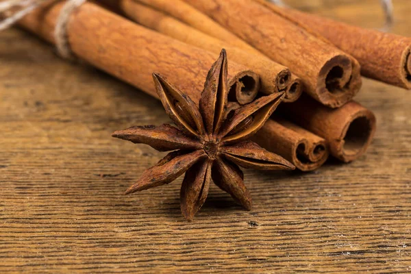 Close Cinnamon Sticks Star Anise Rustic Wood Background — Stock Photo, Image