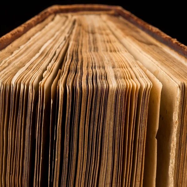 Antik Kitap Siyah Arka Plan Üzerine Vurdu Kötü Durumda Kitap — Stok fotoğraf