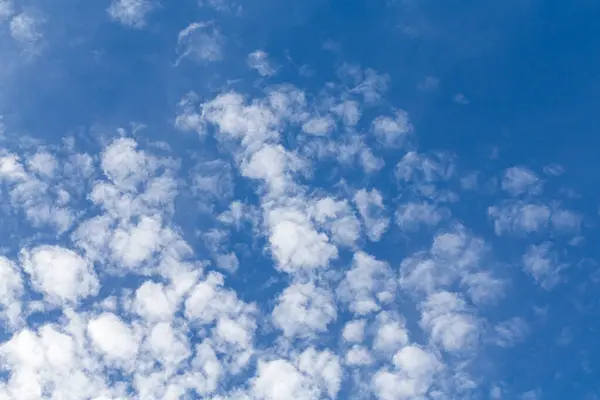 Nuvens Fofas Dia Ensolarado Sol Céu Azul Nuvens Brancas — Fotografia de Stock