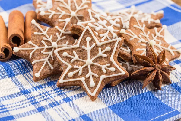 Vánoční Dekorace Perníkem Cookies Dřevěné Pozadí — Stock fotografie
