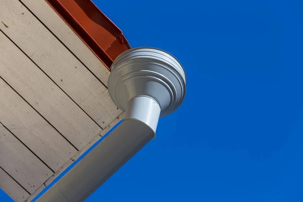 Grondaia Pioggia Sulla Casa Con Cielo Blu Sullo Sfondo — Foto Stock