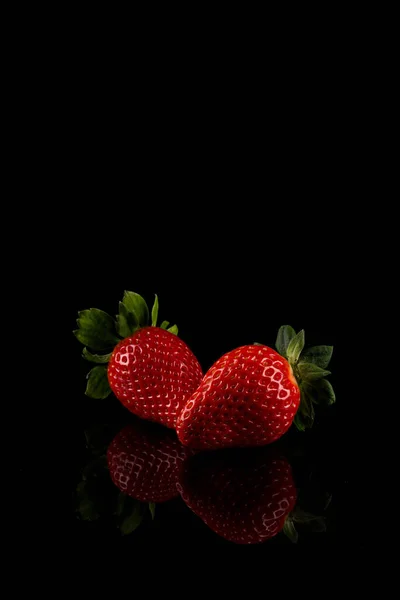 Roșu Fructe Căpșuni Coapte Fundal Întunecat — Fotografie, imagine de stoc