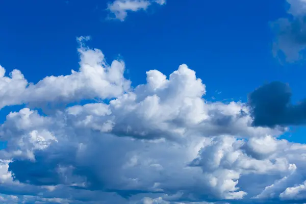 Azul Dia Céu Fundo Com Nuvens Brancas — Fotografia de Stock