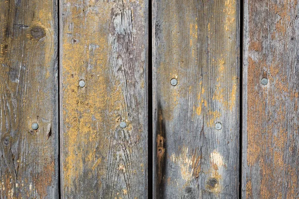 天気の良い木や錆びた釘で完全に照らされた木製の背景 — ストック写真