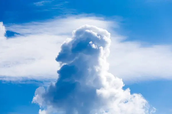 白い雲と青い日空の背景 — ストック写真
