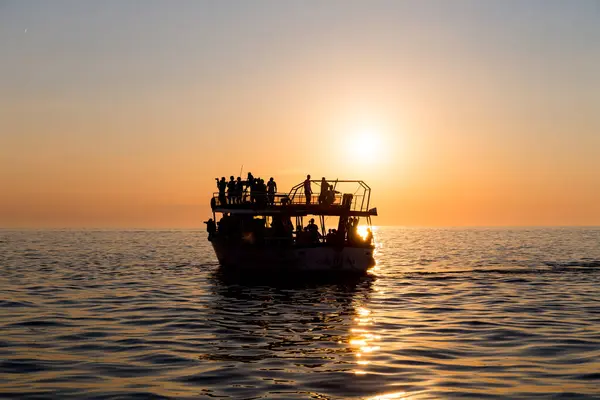 Ferry Boot Silhouet Met Mensen Passagiers Bij Zonsondergang Zon Middellandse — Stockfoto