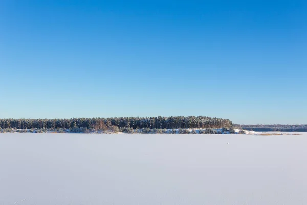 凍った湖の氷と雪 晴れた冬の日 フォレスト — ストック写真