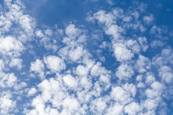 Pluizige Wolken Zonnige Dag Zon Blauwe Luchten Witte Wolken — Stockfoto