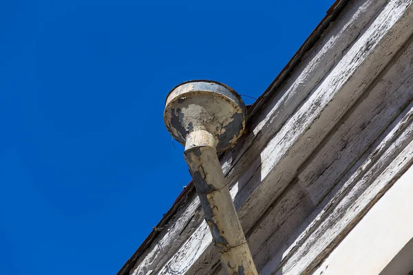 Grondaie Della Vecchia Casa Cielo Blu Sullo Sfondo — Foto Stock