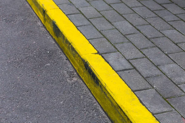 Linha Amarela Kerb Proad Asfalto — Fotografia de Stock