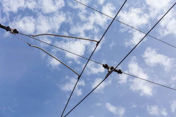 电车无轨电车电力电缆施工对天空背景 — 图库照片